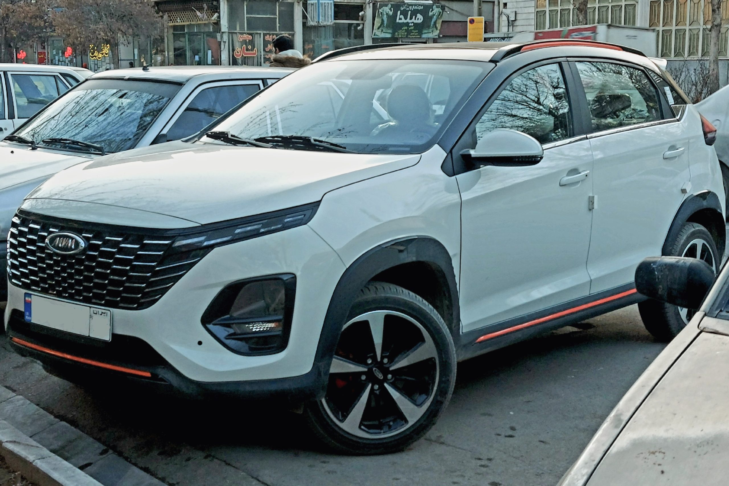 نمای بیرونی ام وی ام X33 کراس در مقایسه با X55 پرو